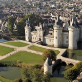 Château de Sully-sur-Loire (45600) vu du ciel en ULM paramoteur - Département du Loiret, région Centre.  La ville situé a 45 km d'Orléans, constitue une porte d'entrée "Est" dans le Val de Loire, inscrit au patrimoine mondial de l'UNESCO.